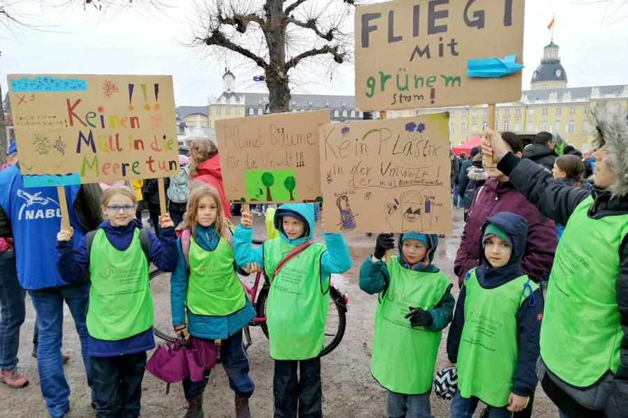 Die Eichhörnchen Schulklasse auf einer Umwelt-Demo.