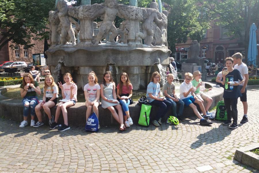 Französisch-6. Klässler auf dem Wochenmarkt am Gutenbergplatz