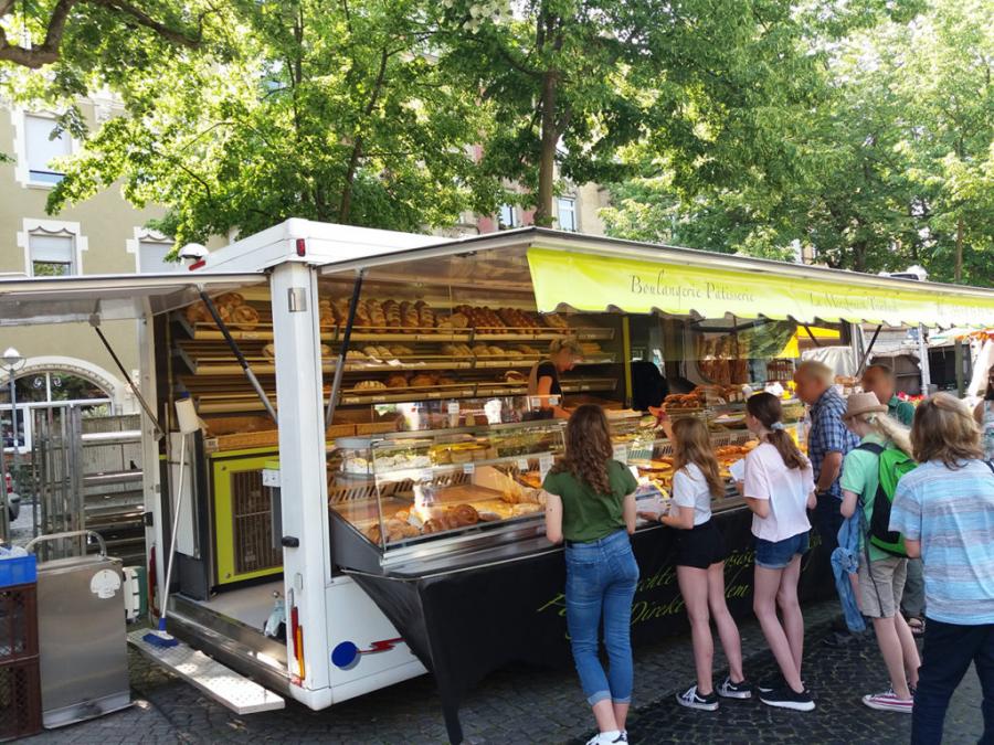 Französisch-6. Klässler auf dem Wochenmarkt am Gutenbergplatz