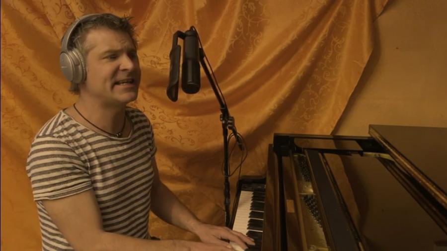 Musiklehrer Markus Kapp am Klavier