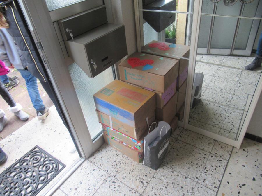 „Kinder helfen Kindern-Paketaktion“