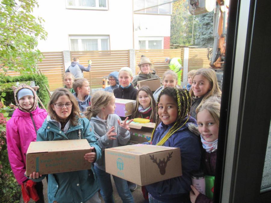 „Kinder helfen Kindern-Paketaktion“